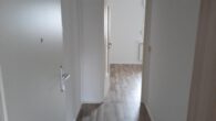 1-Raum-Wohnung mit Küchenmöbel im Erdgeschoss zu vermieten - Bild