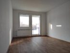 Vollsanierte 3-Raum-Wohnung mit Dusche und Balkon - Wohnzimmer